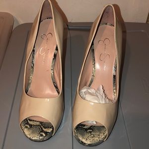 Jessica Simpson pumps